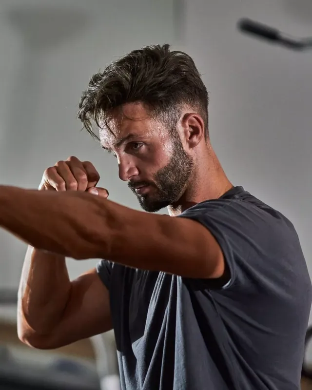 Kunde mit O.C. Haarsystem beim Boxtraining