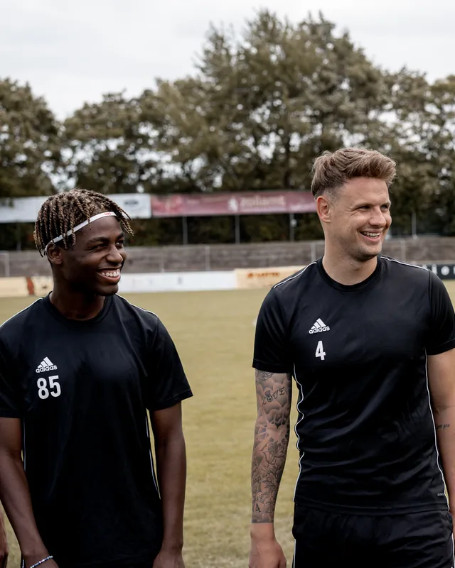 Kunden mit O.C. Haarsystem lachend auf dem Fussballplatz