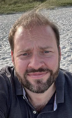 Christian vor dem Haarsystem