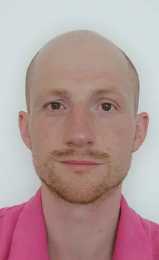 Felix vor dem Haarsystem