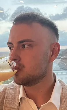 Max vor dem Haarsystem