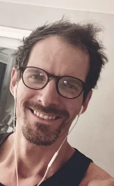 Timo vor dem Haarsystem