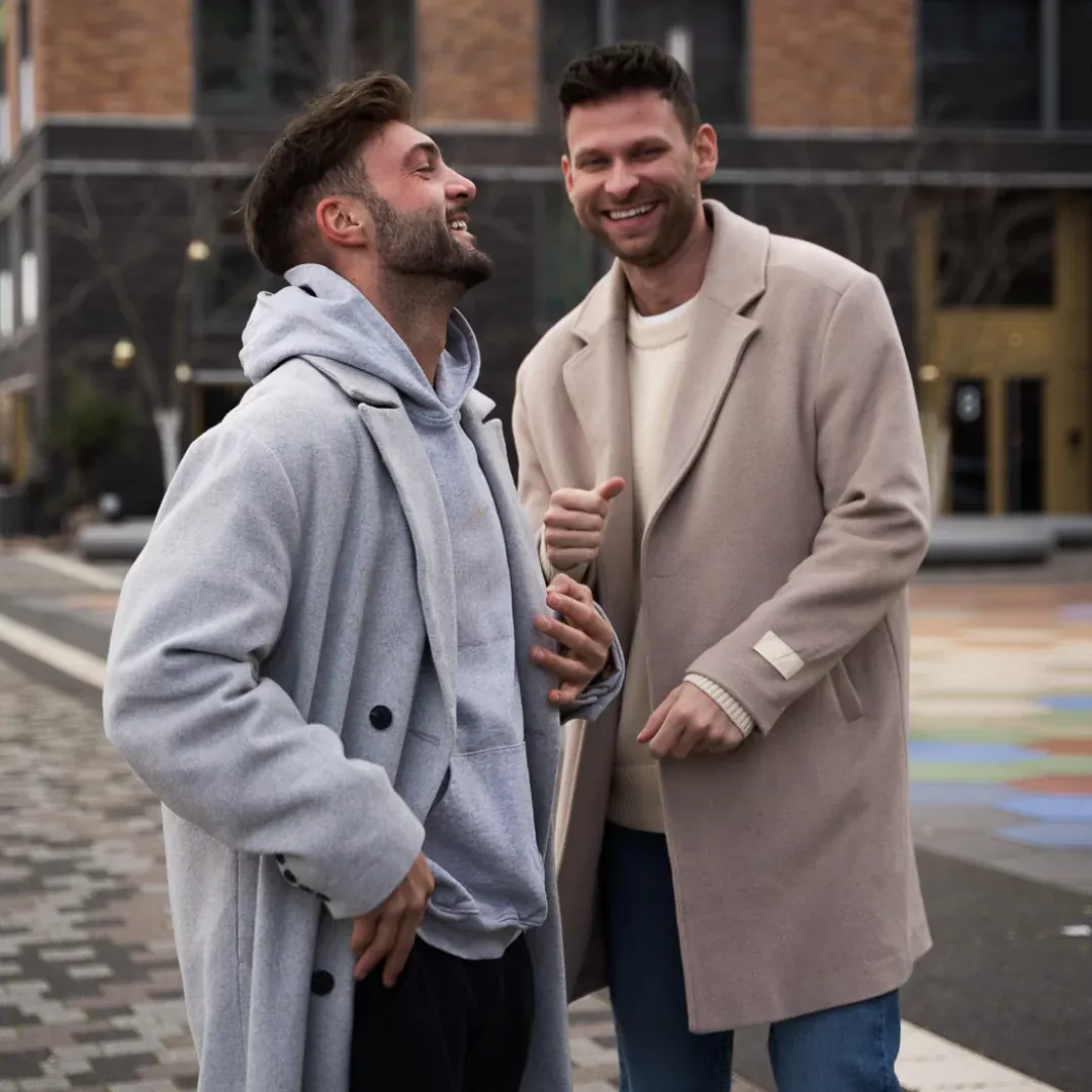 Zwei Männer lachen gemeinsam auf der Strasse